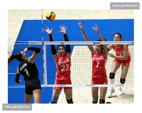 泪洒赛场!王奥芊扑向赵蕊蕊哽咽,上海队新星演绎女排精神传承