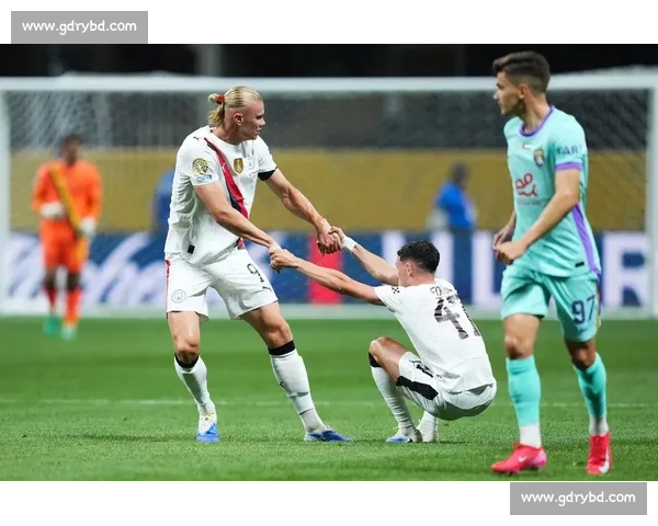 曼城世俱杯首战备战训练：新援谢尔基、赖因德斯合练亮相