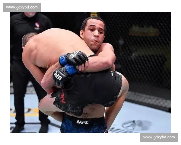 机械战警左平勾暴力催眠赫尔曼森！UFC 317 副赛上演教科书级终结